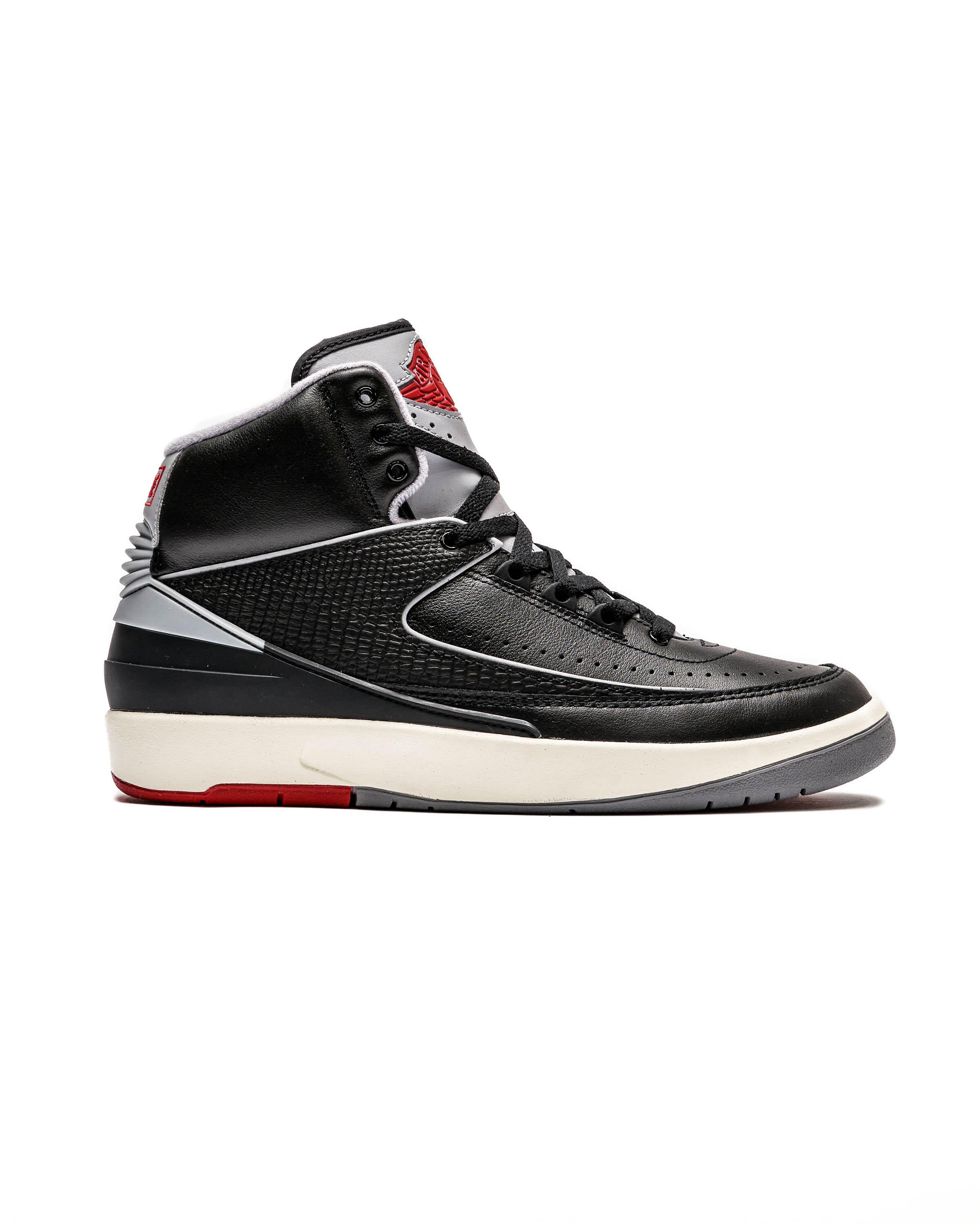 Michael jordan retro 2 2025